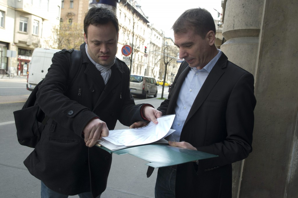 Budapest, 2016. március 30. Jávor Benedek, a Párbeszéd Magyarországért (PM) európai parlamenti képviselõje (j) és Szilágyi Péter, a PM politikusa 2016. március 30-án a Nemzeti Választási Iroda elõtt, ahol Jávor Benedek új népszavazási kérdést nyújtott be a paksi bõvítésrõl. MTI Fotó: Kallos Bea