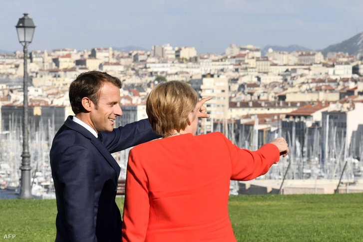 Emmanuel Macron beszél Angela Merkellel Marseilleben 2018. szeptember 7-én Fotó: Christophe Simon